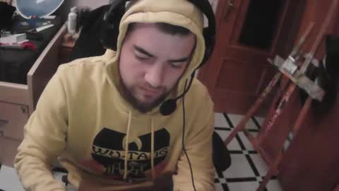 Snapshot of royer04 chatting on November 15, 2:20 am royer04 online show from November 15, 2:20 am