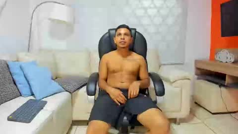Snapshot of rubenxxx_marquezzz chatting on October 15, 2:01 am RUBEN online show from October 15, 2:01 am