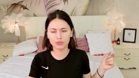 Luuna online show from March 29, 2:06 pm