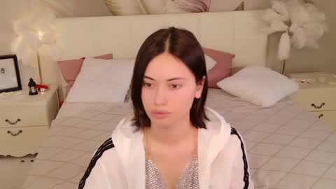 Luuna online show from April 2, 2:04 pm