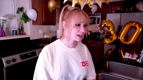 Snapshot of runesy chatting on May 10, 3:01 am Lady online show from May 10, 3:01 am