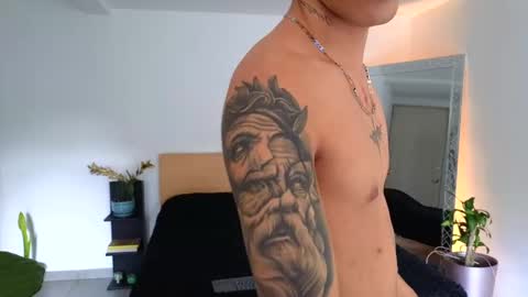  R U S S E L L  online show from September 22, 9:17 pm