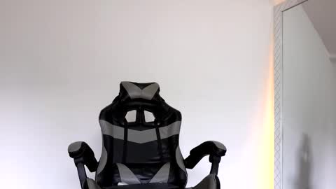  R U S S E L L  online show from November 6, 1:34 pm