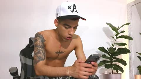  R U S S E L L  online show from November 10, 12:31 am