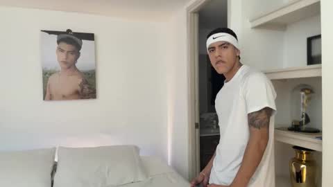  R U S S E L L  online show from November 27, 6:32 pm