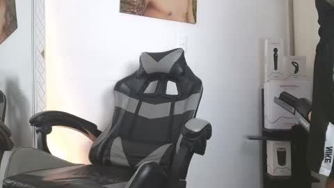  R U S S E L L  online show from February 17, 9:54 pm