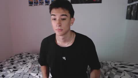Snapshot of ryan_valentine17 chatting on May 20, 9:32 pm ryan online show from May 20, 9:32 pm