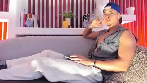 Snapshot of ryangreys01 chatting on October 6, 3:37 am Ryan online show from October 6, 3:37 am