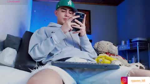 Snapshot of ryannhill_ chatting on February 17, 5:59 am Ryannhill online show from February 17, 5:59 am