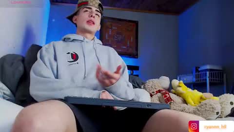 Snapshot of ryannhill_ chatting on February 19, 8:43 am Ryannhill online show from February 19, 8:43 am