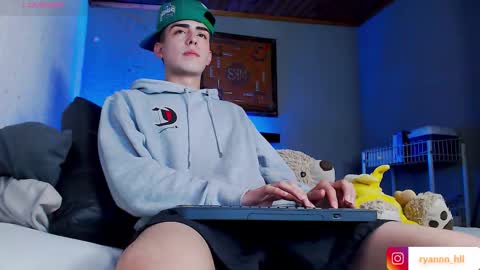 Snapshot of ryannhill_ chatting on March 19, 5:55 am Ryannhill online show from March 19, 5:55 am