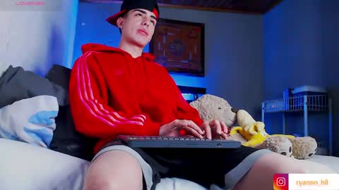 Snapshot of ryannhill_ chatting on April 1, 11:00 am Ryannhill online show from April 1, 11:00 am