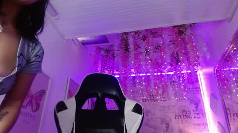 Snapshot of saara_martin chatting on April 23, 12:15 pm 1 online show from April 23, 12:15 pm