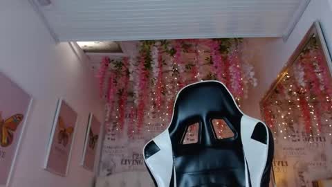 Snapshot of saara_martin chatting on April 28, 4:01 pm 1 online show from April 28, 4:01 pm