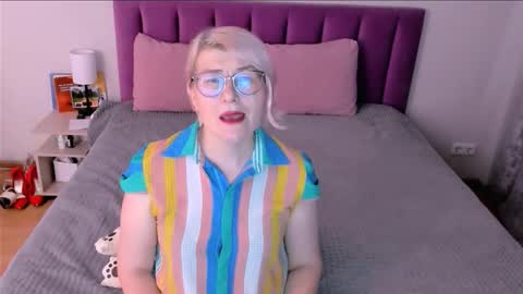 Sabrina MacMarren online show from December 4, 7:17 am