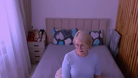 Sabrina MacMarren online show from May 17, 1:40 pm