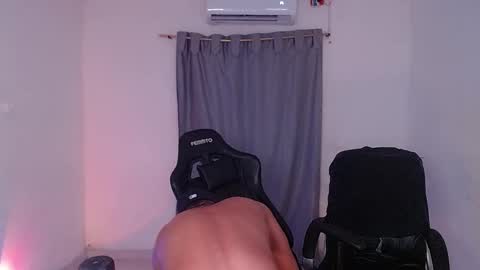 Snapshot of saenz_hotx chatting on February 7, 6:35 am saenz_hotx online show from February 7, 6:35 am