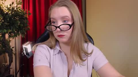 saint__vicious online show from December 4, 8:39 pm