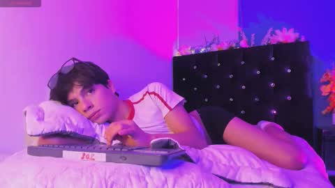 Snapshot of saintdangelo chatting on March 18, 12:52 pm Santi online show from March 18, 12:52 pm