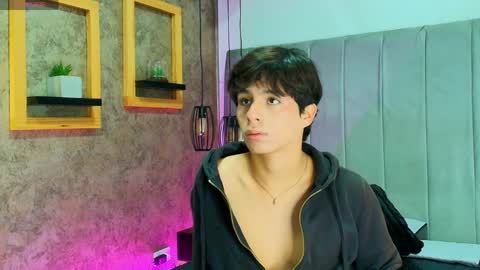 Snapshot of saintdangelo chatting on April 1, 12:39 pm Santi online show from April 1, 12:39 pm