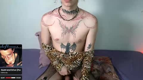 Snapshot of salemqueer_ chatting on April 28, 8:47 pm Sam online show from April 28, 8:47 pm