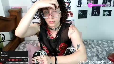 Snapshot of salemqueer_ chatting on May 14, 8:15 pm Sam online show from May 14, 8:15 pm