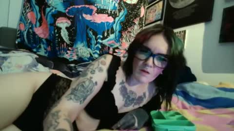 Snapshot of salemsslut chatting on December 12, 6:10 pm salemsslut online show from December 12, 6:10 pm