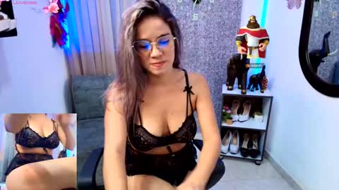 Snapshot of sally_ricci chatting on February 23, 10:18 pm sally_ricci online show from February 23, 10:18 pm