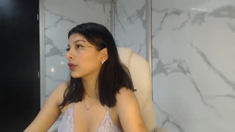 salmaportman_ online show from January 25, 1:21 am
