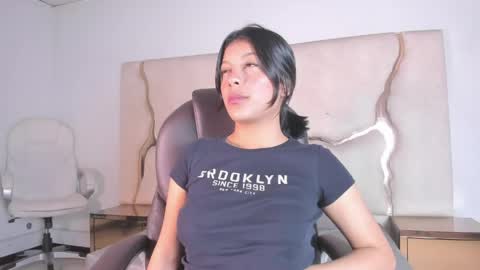 salmaportman_ online show from May 15, 2:18 am