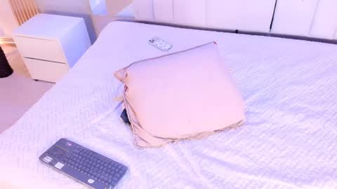 Snapshot of salomebenz_01 chatting on April 27, 9:57 pm Salome benz online show from April 27, 9:57 pm