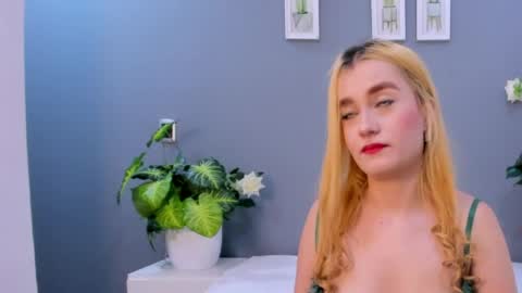 Salome Larzon online show from May 7, 3:23 am