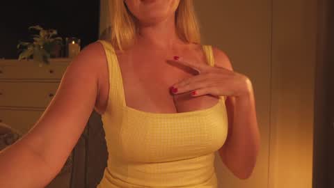 Snapshot of saltedhoney chatting on February 19, 8:49 pm IsaBella- online show from February 19, 8:49 pm