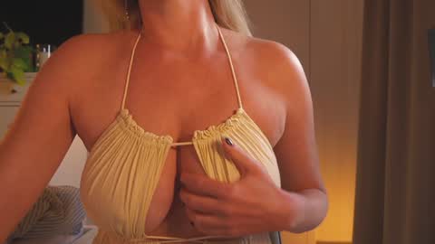 Snapshot of saltedhoney chatting on March 20, 1:27 pm IsaBella- online show from March 20, 1:27 pm