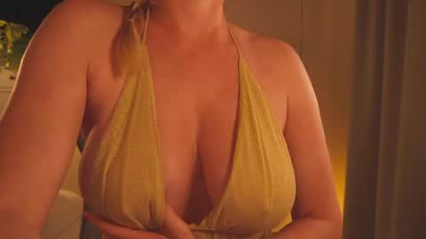 Snapshot of saltedhoney chatting on April 26, 6:27 pm IsaBella- online show from April 26, 6:27 pm