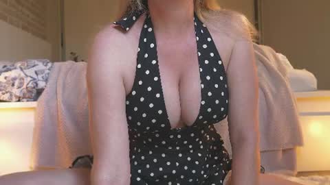 Snapshot of saltedhoney chatting on June 19, 2:10 pm IsaBella- online show from June 19, 2:10 pm