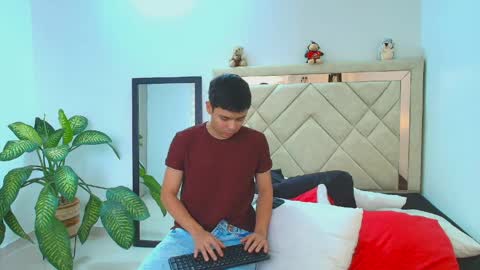 sam_tnt9 online show from April 8, 7:47 pm