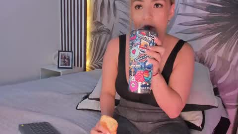 Snapshot of samaantha_white_ chatting on September 25, 11:47 am Samaantha online show from September 25, 11:47 am