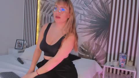 Snapshot of samaantha_white_ chatting on October 20, 11:54 am Samaantha online show from October 20, 11:54 am