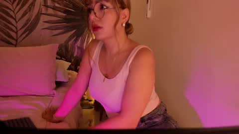 Snapshot of samaantha_white_ chatting on June 24, 11:20 am Samaantha online show from June 24, 11:20 am