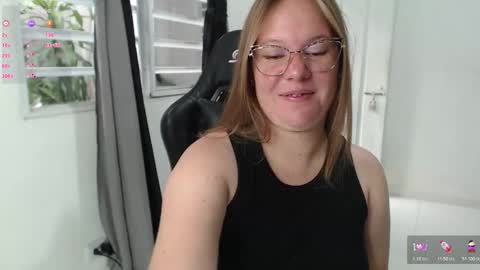 Snapshot of samanthaleon chatting on December 19, 9:00 pm Samantha samy online show from December 19, 9:00 pm