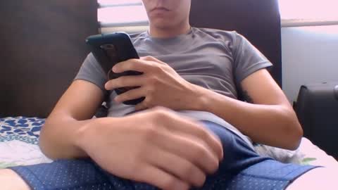 Snapshot of samblaze_21 chatting on April 1, 12:50 pm samblade online show from April 1, 12:50 pm