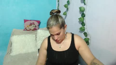 Snapshot of samira_lennox chatting on December 3, 2:03 am SAMIRA online show from December 3, 2:03 am