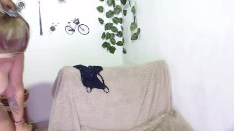 Snapshot of samira_lennox chatting on December 24, 11:28 am SAMIRA online show from December 24, 11:28 am