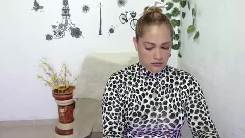 Snapshot of samira_lennox chatting on January 25, 9:35 pm SAMIRA online show from January 25, 9:35 pm