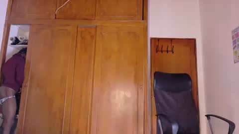 Snapshot of samirths_boy_ chatting on June 7, 8:12 pm samirths_boy_ online show from June 7, 8:12 pm