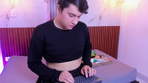 Snapshot of samlopez1 chatting on October 31, 3:18 am Sam online show from October 31, 3:18 am