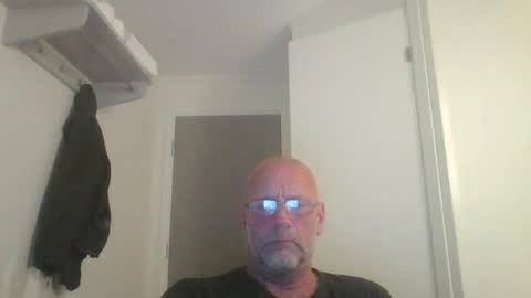 sandnesrune523 online show from June 15, 5:37 pm