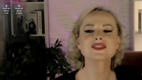 Snapshot of sandra_kind chatting on October 23, 6:02 am Sandra online show from October 23, 6:02 am