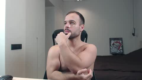 Snapshot of sandro_best chatting on April 23, 9:52 am DeAlex online show from April 23, 9:52 am
